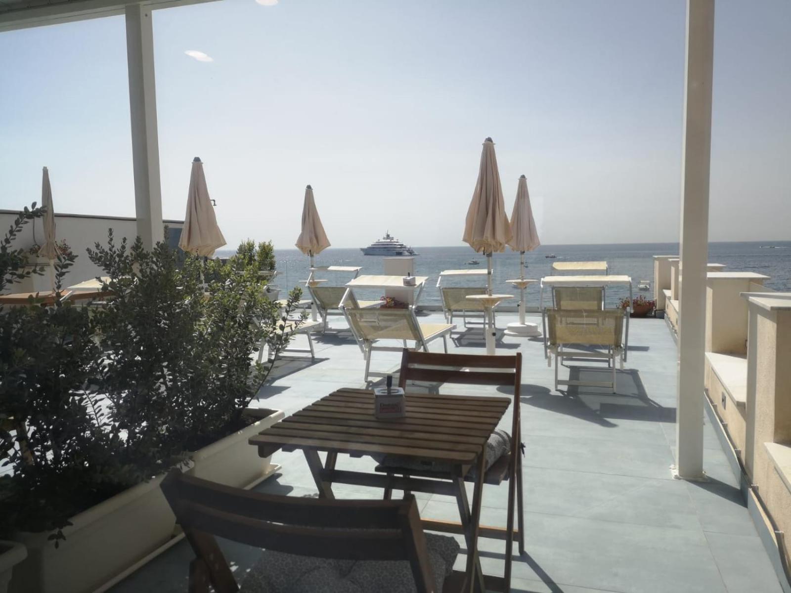 Tulla'S Hotel Giardini-Naxos Buitenkant foto